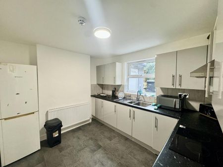 1 bedroom in a house share to rent - Photo 3