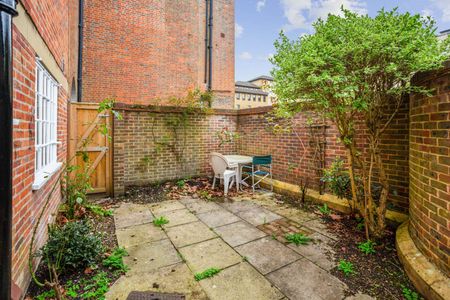 A charming two bedroom house in Winchester city centre - Photo 3