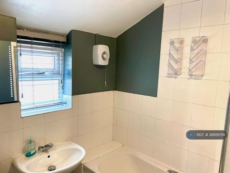 1 bedroom in a house share to rent - Photo 3