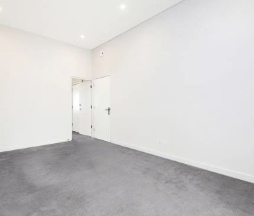 Renovated Upper Level Duplex Home Style Apartment. - Photo 4