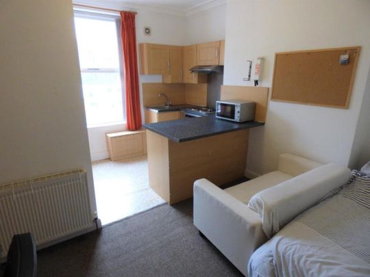 Room 1, 14 Bankfield Road, Huddersfield, HD1 3HR - Photo 1