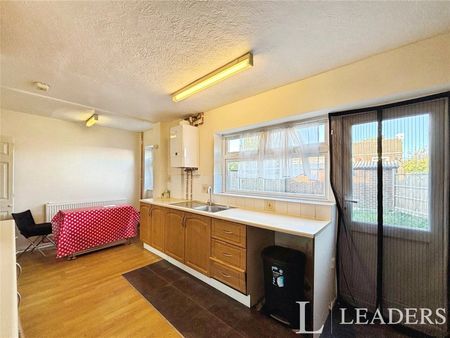 2 bedroom house to rent Great Brays, Harlow, CM18 - Photo 5