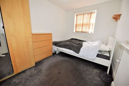 2 bedroom Flat in Flat 9, Leeds - Photo 5