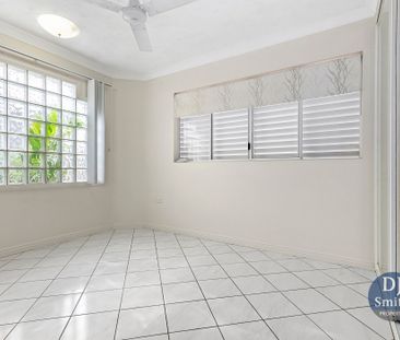 Charming Unit, Quick walk to the esplanade - Photo 2