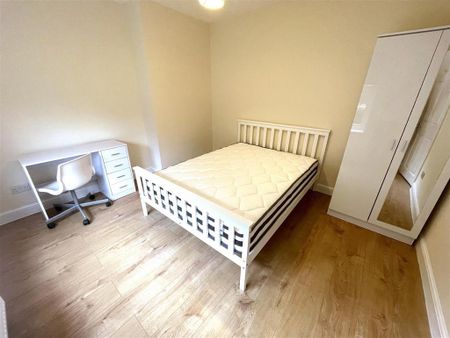 1 bedroom in a house share to rent - Photo 3