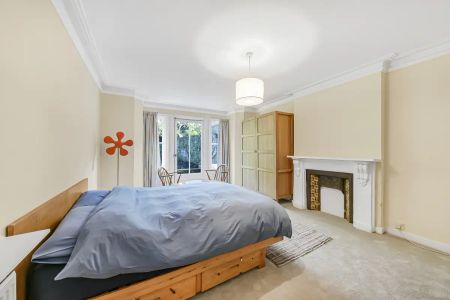 4 bedroom flat in Belsize Park - Photo 3