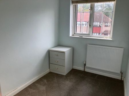 4 bedroom end of terrace house to rent - Photo 2