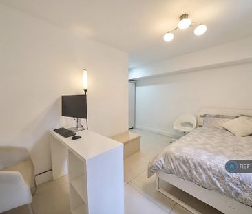1 bedroom in a flat share to rent - Photo 2
