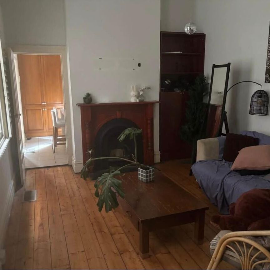 Carlton - Photo 1