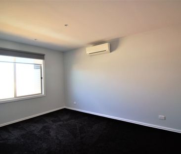 BEAUTIFUL 2 BEDROOM TOWNHOUSE IN IDEAL LOCATION - Photo 2