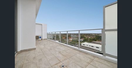 Spacious Top-Floor Apartment with Oversized Balcony - Photo 4