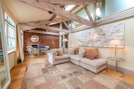 Spacious and Bright Penthouse on a Prime London Square - Photo 3