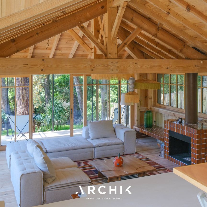 Architecture d'inspiration Ferret-Capienne, cette maison de 210 m2 construite en 1969 s'inscrit sur un beau terrain arboré d'environ 1 150 m2, idéalement situé à proximité immédiate de la plage et du village de l'Herbe au Cap Ferret. - Photo 1