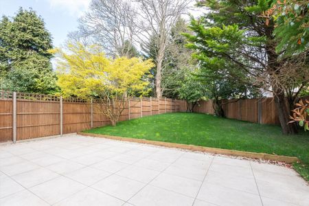 **SOLE AGENT** Available to rent, an impressive newly built Georgian style home finished to a high specification in Cobham, KT11. - Photo 3