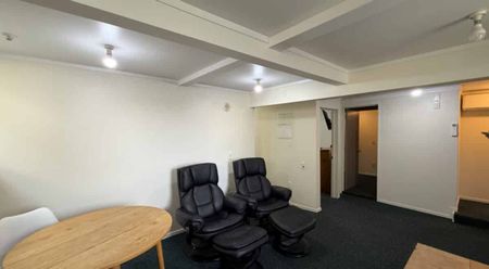 Tidy 2-Bedroom Apartment in Central Location - Photo 2