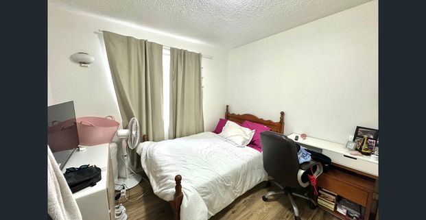 Tidy 2 Bedroom Unfurnished Unit - Water and City Skyline Views - Photo 1