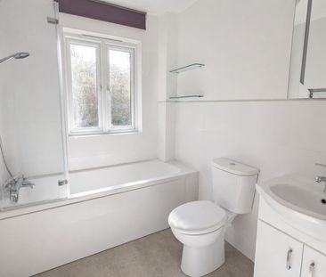 Oakridge, Woking, Surrey, GU24 - Photo 5