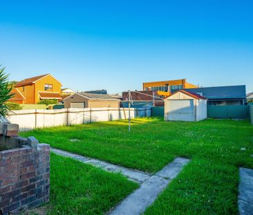 Charming Three Bedroom Home with Large Backyard - Photo 4