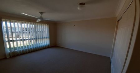 4 BEDROOM HOME - IN QUIET CUL-DE-SAC. - Photo 2