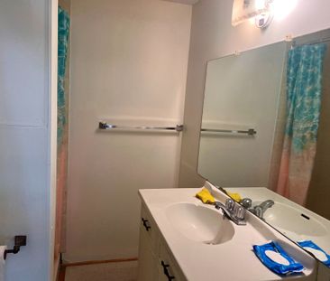 For Lease - 2 Thorncroft Crescent, Ajax, Ontario - Photo 5