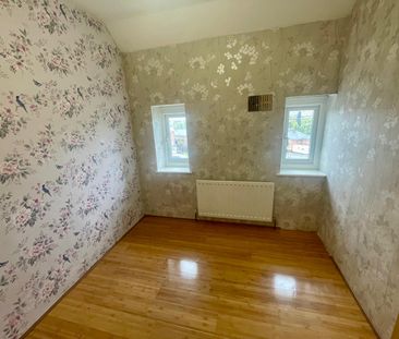 Welcome to this charming terraced house. Boasting three bedrooms, a... - Photo 3