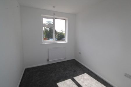 4 bedroom semi-detached house to rent - Photo 4