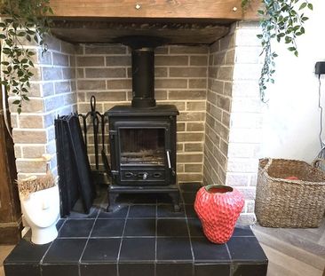 2 bedroom mid terrace to let - Photo 3