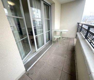 A LOUER - APPARTEMENT MEUBLÉ + BALCON + 2 PARKING - Photo 3