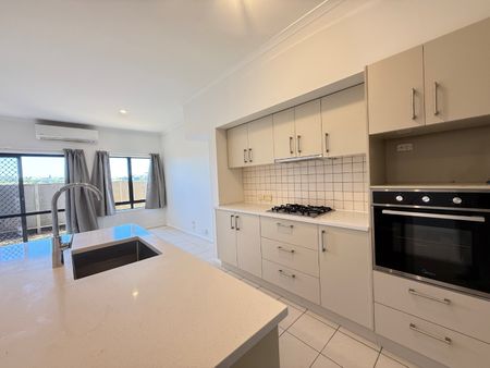 Newly Refurbished 3-Bedroom Duplex Townhouse - Photo 3