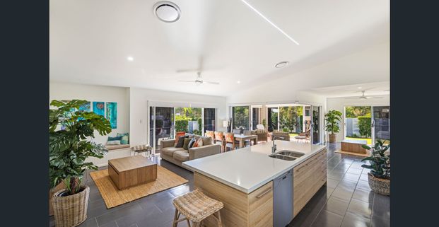 Spacious 4-Bedroom Home with National Park Outlook – Peregian Breeze - Photo 1