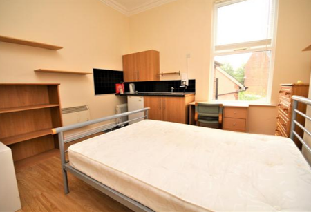 1 bedroom in a house share to rent - Photo 5