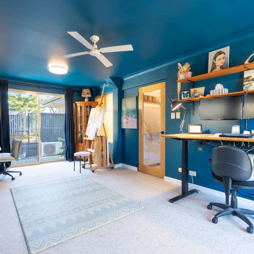Family home with studio, pool and workshop in prime location. - Photo 1