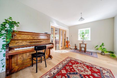 6 bedroom detached house to rent - Photo 2