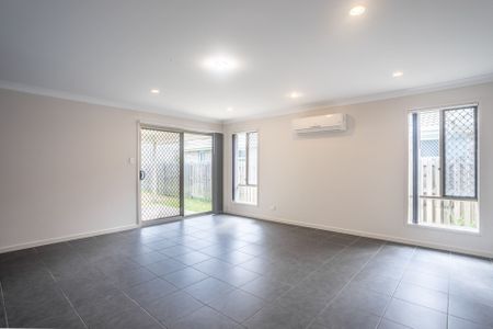 Perfect location opposite Gainsborough State School! - Photo 5