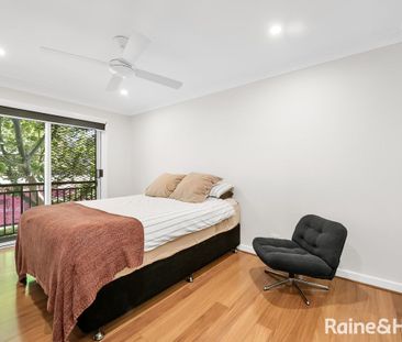 Spacious well presented modern apartment - Photo 3