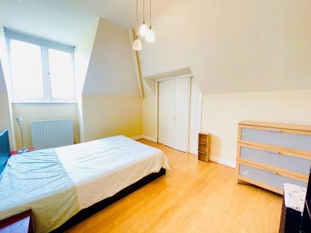3 bedroom flat to rent - Photo 4