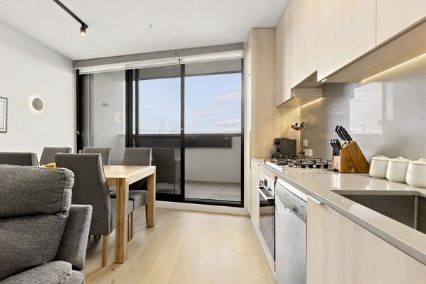 Modern, Spacious & Light Filled Apartment! - Photo 1
