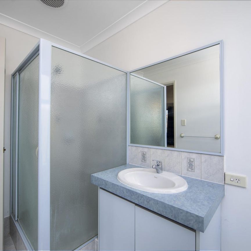 Generous proportions in a functional family home! - Photo 1