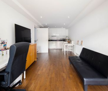 Axell House, SE18 - Photo 2