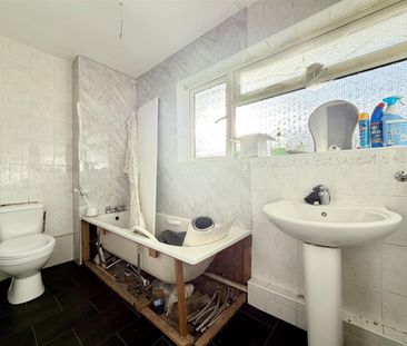 3 Bedroom House - Mid Terrace To Let - Photo 4