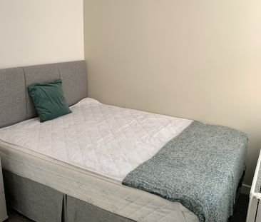 Lovely House Share property minutes from the Train Station - Photo 3