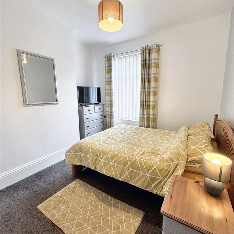 4 bedroom house of multiple occupation to rent - Photo 1