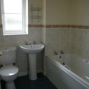 3 bedroom semi-detached house to rent - Photo 2