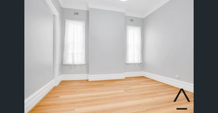 Tastefully Renovated, Character Filled, Centrally Located, Sun-Kissed And Spacious Three Bedroom Family Home, Only Moments To Cafes And Transport - Photo 3