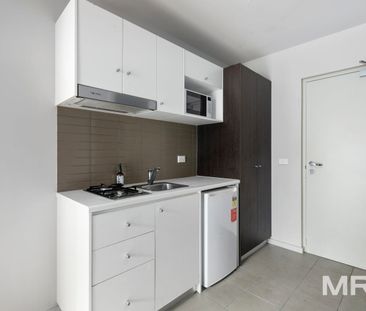 Stylish student living in the heart of it all - Photo 4