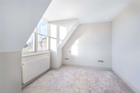 Stunning two bedroom, two bathroom top floor apartment set in a converted detached Ealing development. - Photo 3