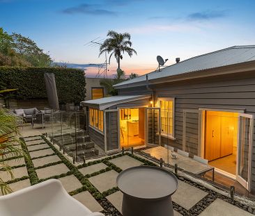 Stylish City-Edge Villa in Auckland's Most Coveted Pocket - Photo 1