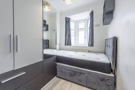 4 bedroom end of terrace house to rent - Photo 3