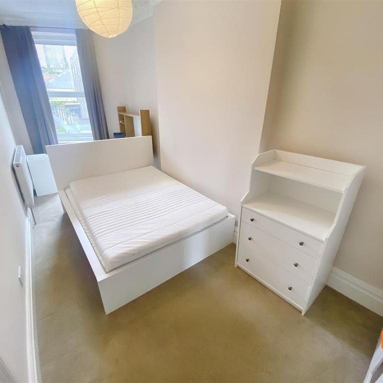 9 bedroom end of terrace house to rent - Photo 1