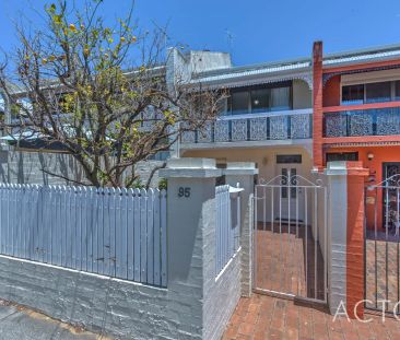 TWO BEDROOM TOWNHOUSE IN FANTASTIC LOCATION! - Photo 2